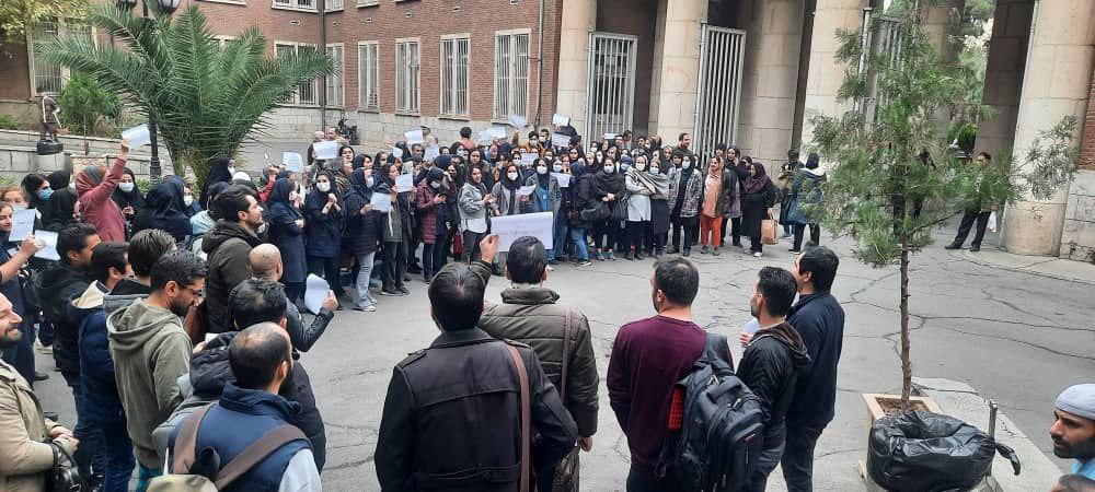 پرستاران بیمارستان امام خمینی تهران تجمع کردند
