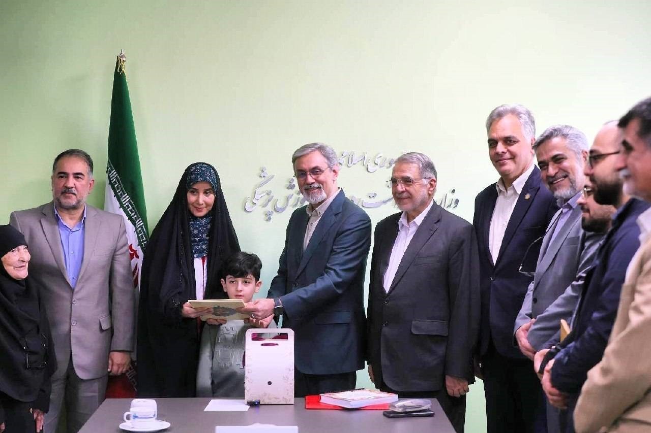 تجلیل از پرستار فداکار بیمارستان خاتمالانبیاء(ص) تجلیل از پرستار فداکار بیمارستان خاتمالانبیاء(ص)