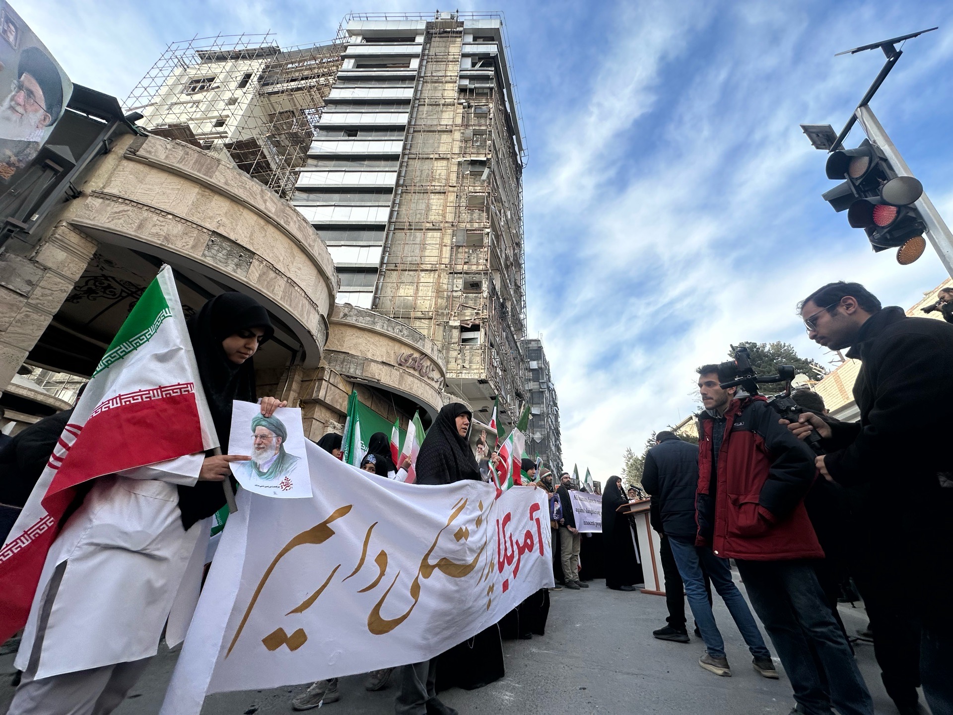 تجمع کادر درمان کشورمان مقابل بیمارستان گاندی، در اعتراض به تهاجم و تخریب این بیمارستان تجمع کادر درمان کشورمان مقابل بیمارستان گاندی، در اعتراض به تهاجم و تخریب این بیمارستان